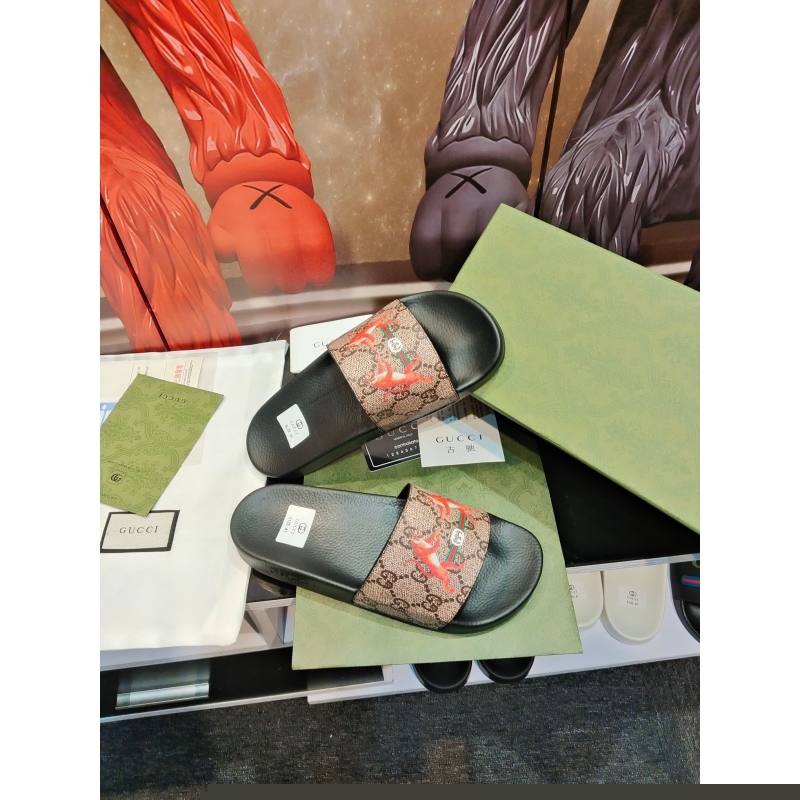G*u*i slippers